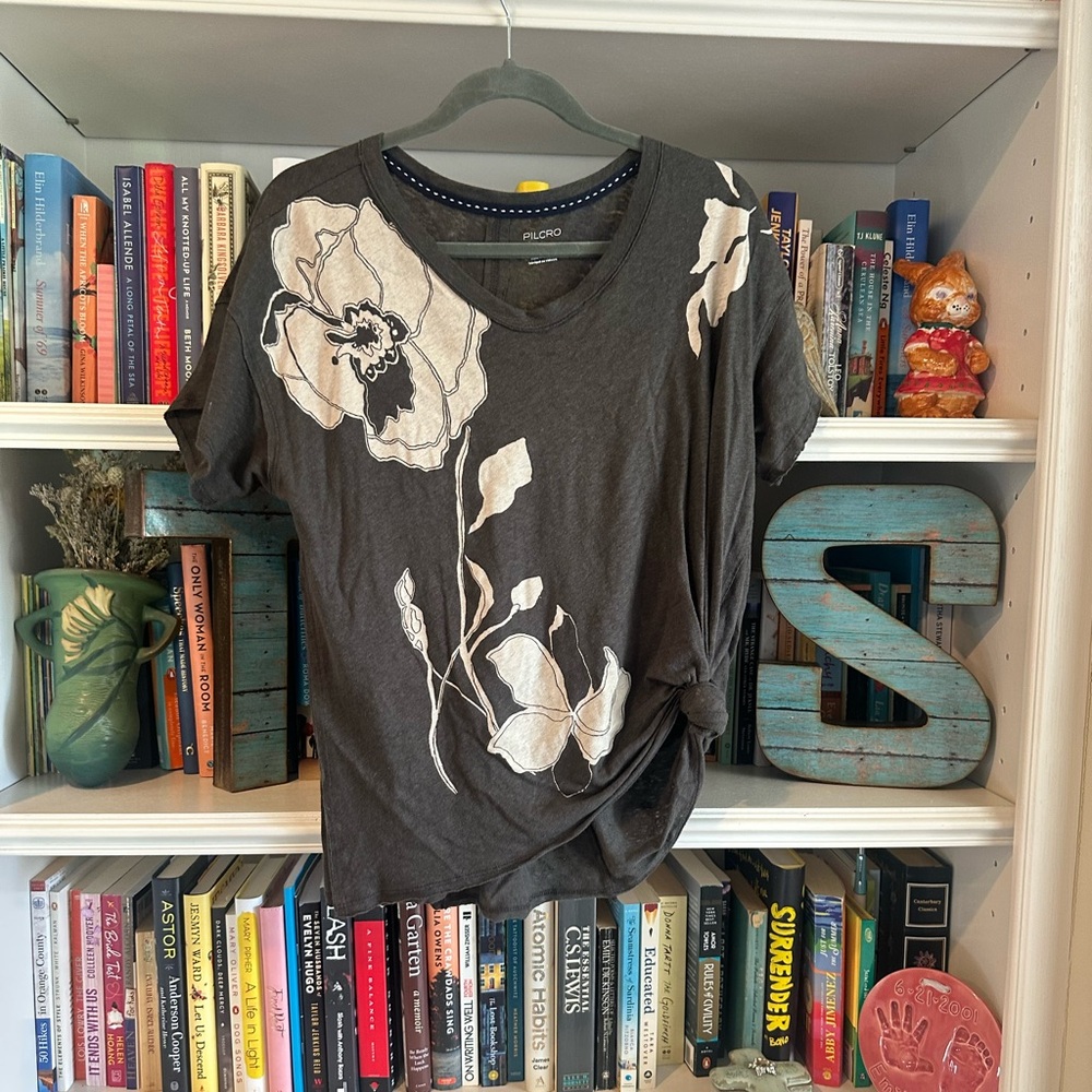 Pilcrow T-shirt || size medium || flower design